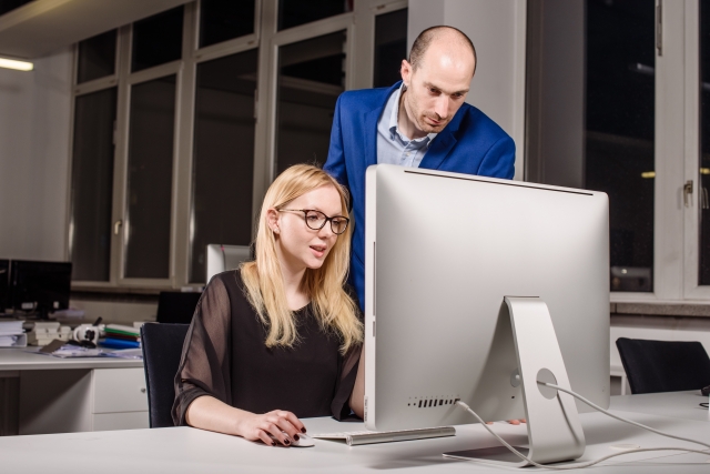 調べたり、調査look upしている女性と男性