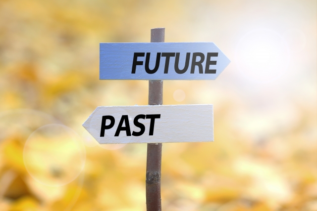 future という看板がある。未来進行形と未来完了形を説明した記事なので未来を表す看板のある絵