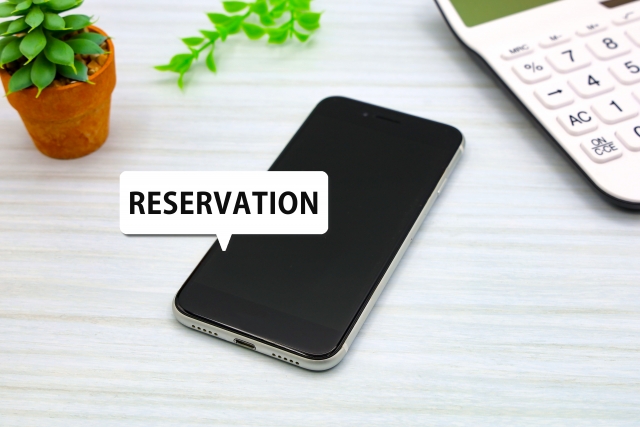 reservation という言葉がスマホからでている。