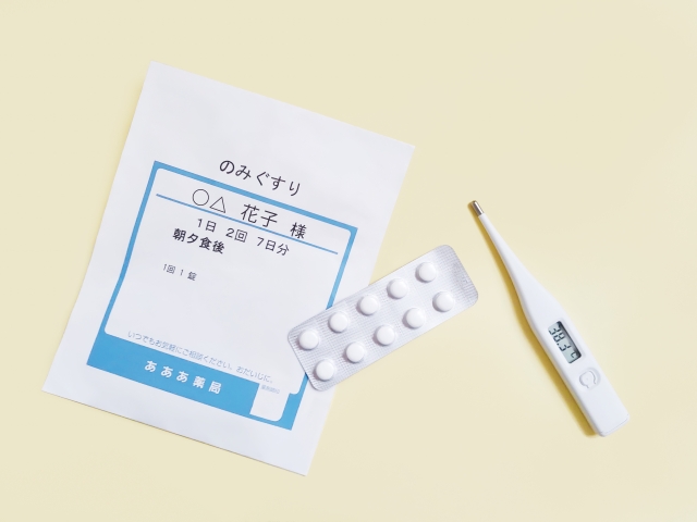 風邪をひく　という表現を説明するための画像。風邪ぐすりと体温計の写真